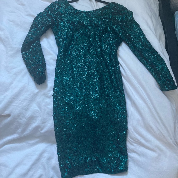 Low back green sequin dress. - Picture 2 of 2